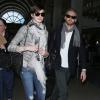 Anne Hathaway, 30 ans, et son mari Adam Shulman arrivent à l'aéroport de Los Angeles, le 13 mars 2013.