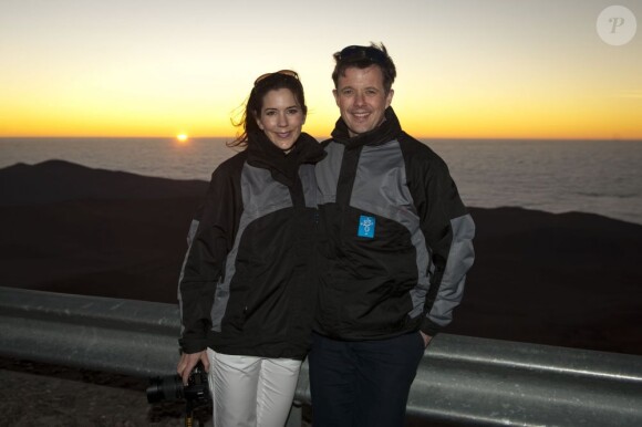 Le prince héritier du Danemark Frederik et son épouse la princesse Mary face au coucher de soleil depuis l'Observatoire du Cerro Paranal  dans le désert d'Atacama le 14 mars 2013