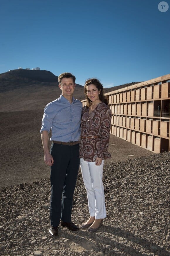 Le prince héritier du Danemark Frederik et son épouse la princesse Mary prennent la pose à l'Observatoire du Cerro Paranal dans le désert d'Atacama le 14 mars 2013, proche de l'hôtel où avait été tourné James Bond : Quantum of Solace
