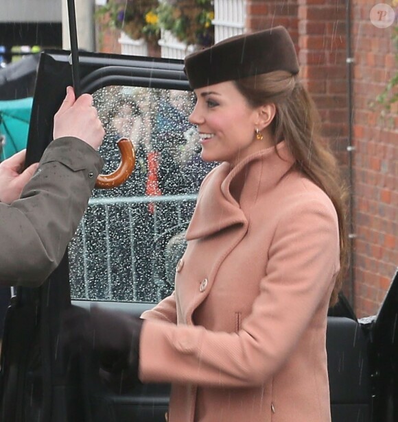 Kate Middleton, duchesse de Cambridge, arrive au festival de Cheltenham, le 15 mars 2013.