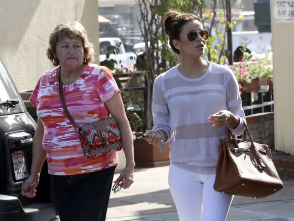 Eva Longoria fêtant ses 39 ans avec sa mère, à Beverly Hills, le 15 mars 2013.
