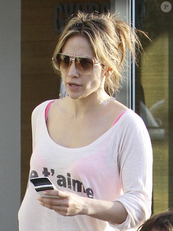 Jennifer Lopez fait des courses au supermarché à Los Angeles, le 15 mars 2013.