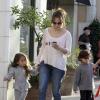 Jennifer Lopez fait des courses au supermarché avec ses enfants Max et Emme à Los Angeles, le 15 mars 2013.