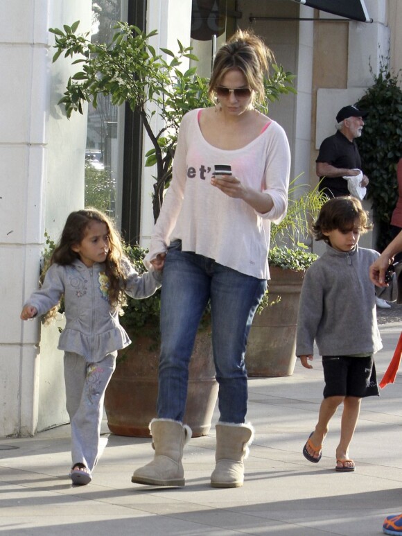 Jennifer Lopez fait des courses au supermarché avec ses enfants Max et Emme à Los Angeles, le 15 mars 2013.