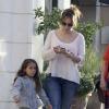 Jennifer Lopez fait des courses au supermarché avec ses enfants Max et Emme à Los Angeles, le 15 mars 2013.