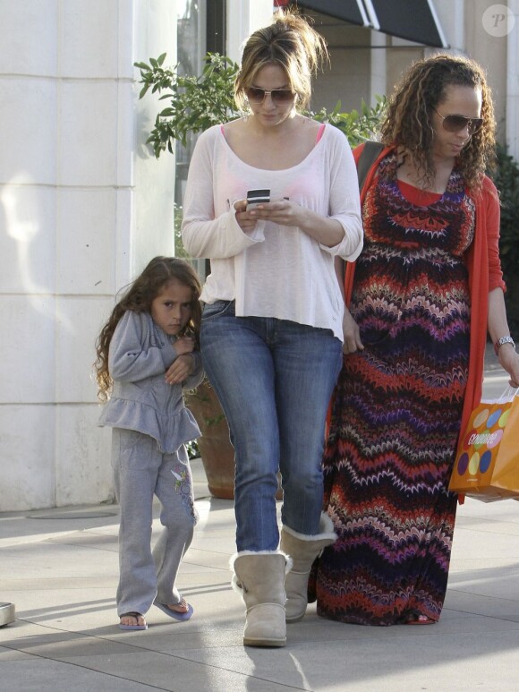 La petite Emme joue à cache cache derrière sa maman Jennifer Lopez à Los Angeles, le 15 mars 2013.