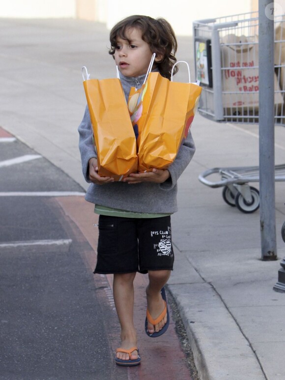 Le petit Max aide sa mère Jennifer Lopez à porter les courses, à Los Angeles, le 15 mars 2013.