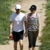 Anne Hathaway avec son mari Adam Shulman, promenant leur chien, le samedi 16 mars 2013 à Los Angeles.