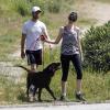 Anne Hathaway avec son mari Adam Shulman, promenant leur chien, le samedi 16 mars 2013 à Los Angeles.