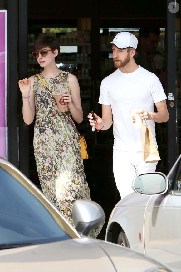 Anne Hathaway et son mari Adam Shulman dans les rues de West Hollywood, le samedi 16 mars 2013.