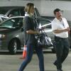 Miranda Kerr sortant de l'hopital avec une minerve après son accident de voiture à Los Angeles. Mars 2013