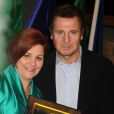 Le comédien Liam Neeson reçoit le prix de l'Irlandais de l'année à New York des mains de Christine C. Quinn le 18 mars 2013.