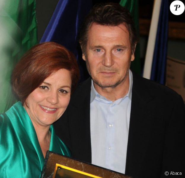 Le comédien Liam Neeson reçoit le prix de l'Irlandais de l'année à New York des mains de Christine C. Quinn le 18 mars 2013.