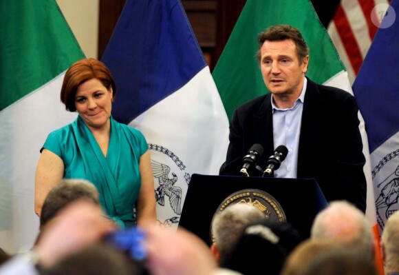 Liam Neeson reçoit le prix de l'Irlandais de l'année à New York des mains de Christine C. Quinn porte-parole du conseil municipal de la ville le 18 mars 2013.