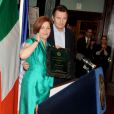 Liam Neeson reçoit le prix de l'Irlandais de l'année à New York des mains de Christine C. Quinn porte-parole du conseil municipal de la ville le 18 mars 2013.