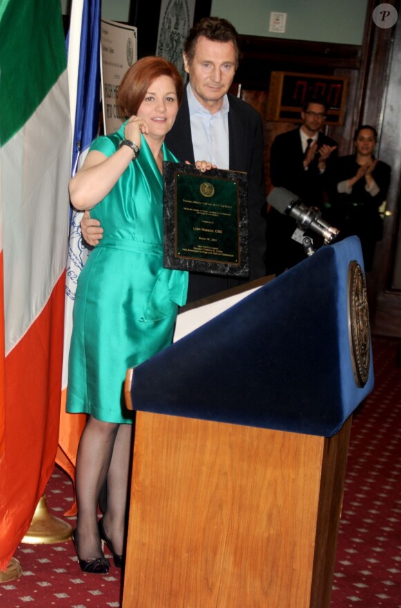 Liam Neeson reçoit le prix de l'Irlandais de l'année à New York des mains de Christine C. Quinn porte-parole du conseil municipal de la ville le 18 mars 2013.