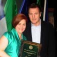 L'acteur Liam Neeson reçoit le prix de l'Irlandais de l'année à New York des mains de Christine C. Quinn le 18 mars 2013.