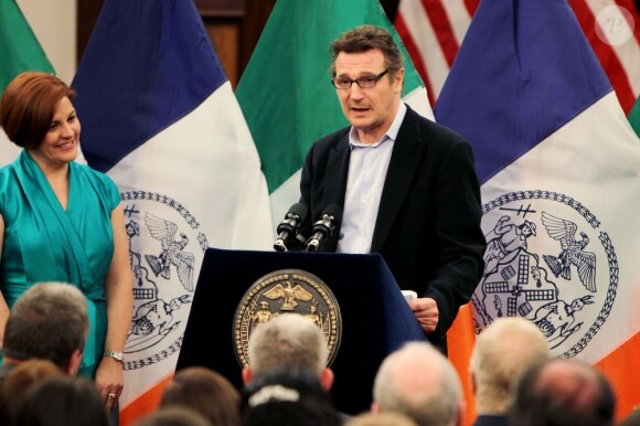Liam Neeson reçoit le prix de l'Irlandais de l'année à New York des mains de Christine C. Quinn le 18 mars 2013.