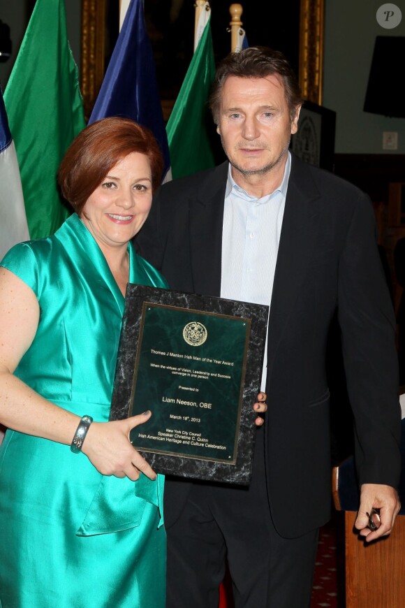 Liam Neeson reçoit le prix de l'Irlandais de l'année à New York des mains de Christine C. Quinn porte-parole du conseil municipal de la ville le 18 mars 2013.