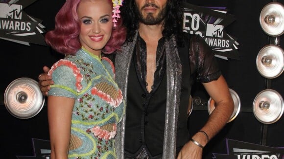 Russell Brand moque son mariage avec Katy Perry, "un accord sacré de 14 mois"