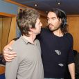 Noel Gallagher et Russell Brand dans les studios de la radio XFM à Londres, le 18 mars 2013.