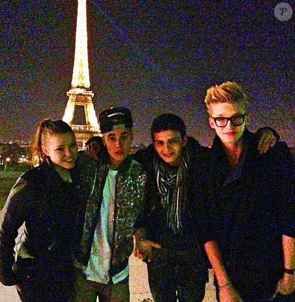 Justin Bieber est allé voir la Tour Eiffel en compagnie de Cody Simpson, le 18 mars 2013. Il a pris la pose avec une jeune fille nommée Emma Boukari et un ami à elle. 