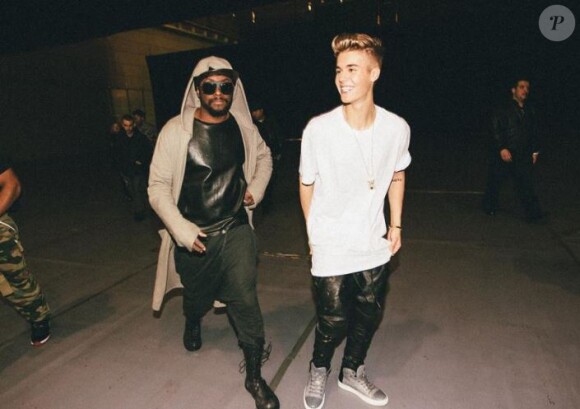 Justin Bieber a posté une photo de lui avec will.i.am le 17 mars 2013 sur Facebook.