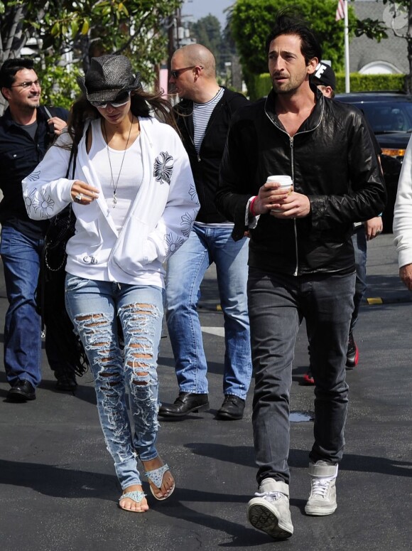Adrien Brody et sa petite amie Lara Lieto à la sortie d'une boutique dans le quartier West Hollywood à Los Angeles, le 19 mars 2013.