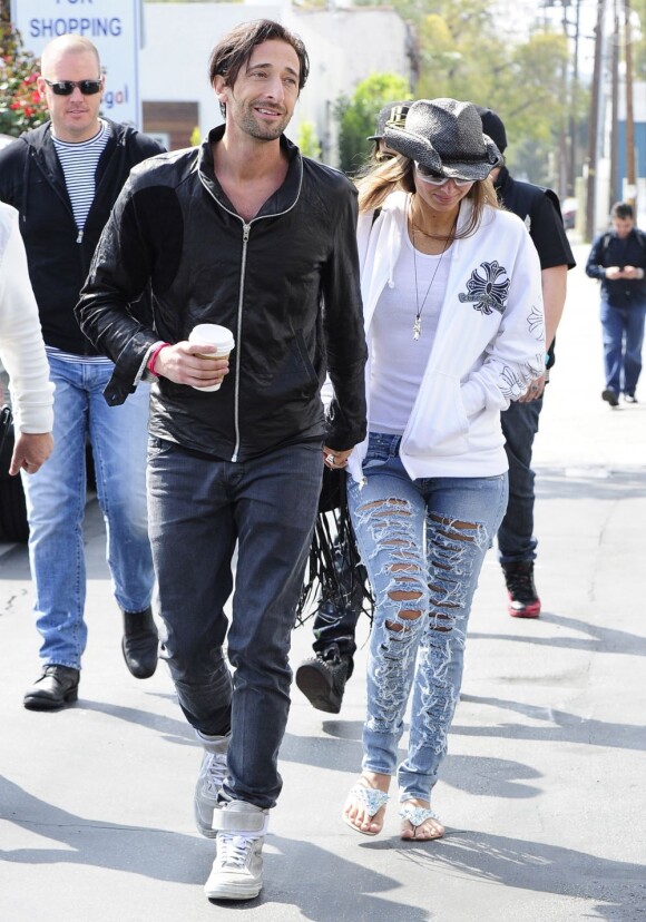 Adrien Brody et sa petite amie Lara Lieto à la sortie d'une boutique dans le quartier West Hollywood à Los Angeles, le 19 mars 2013.