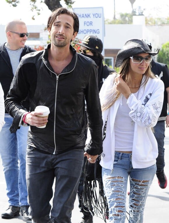 Adrien Brody et sa petite amie Lara Lieto à la sortie d'une boutique dans le quartier West Hollywood à Los Angeles, le 19 mars 2013.