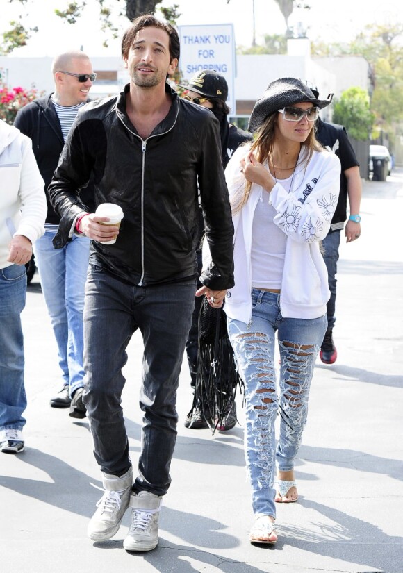 Adrien Brody et sa petite amie Lara Lieto à la sortie d'une boutique dans le quartier West Hollywood à Los Angeles, le 19 mars 2013.