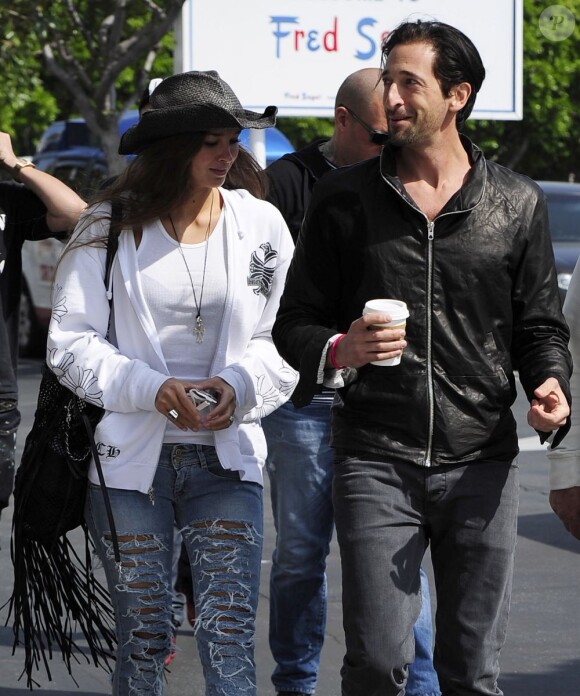 Adrien Brody et sa petite amie Lara Lieto à la sortie d'une boutique dans le quartier West Hollywood à Los Angeles, le 19 mars 2013.