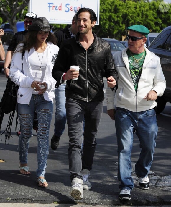 Adrien Brody et sa petite amie Lara Lieto à la sortie d'une boutique dans le quartier West Hollywood à Los Angeles, le 19 mars 2013.