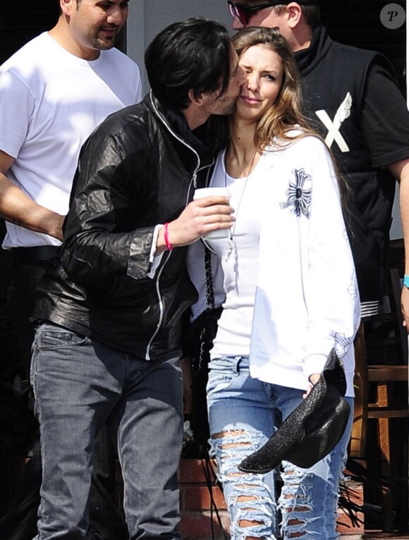 Adrien Brody eembrasse Lara Lieto à la sortie d'une boutique dans le quartier West Hollywood à Los Angeles, le 19 mars 2013.