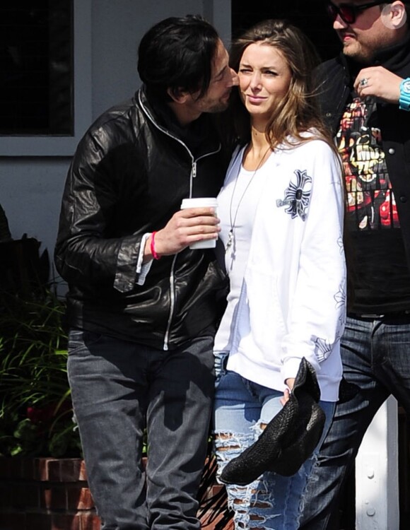 Adrien Brody et sa petite amie Lara Lieto à la sortie d'une boutique dans le quartier West Hollywood à Los Angeles, le 19 mars 2013.