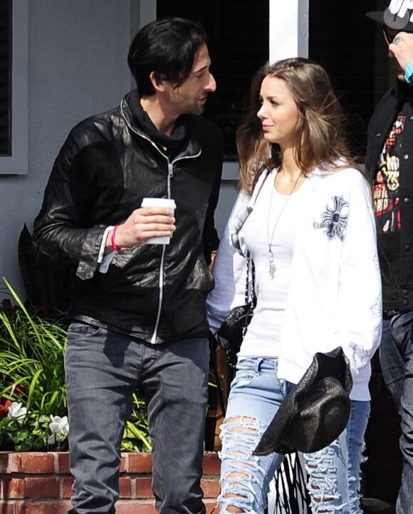 Adrien Brody et Lara Lieto à la sortie d'une boutique dans le quartier West Hollywood à Los Angeles, le 19 mars 2013.