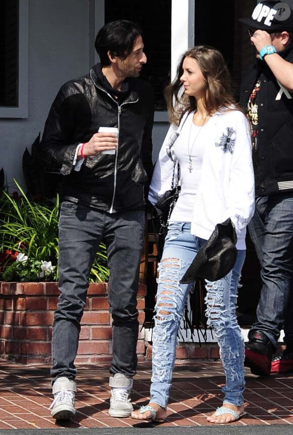 Adrien Brody et sa petite amie Lara Lieto à la sortie d'une boutique dans le quartier West Hollywood à Los Angeles, le 19 mars 2013.