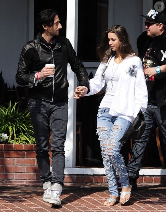 Adrien Brody main dans la main avec sa petite amie Lara Lieto à la sortie d'une boutique dans le quartier West Hollywood à Los Angeles, le 19 mars 2013.
