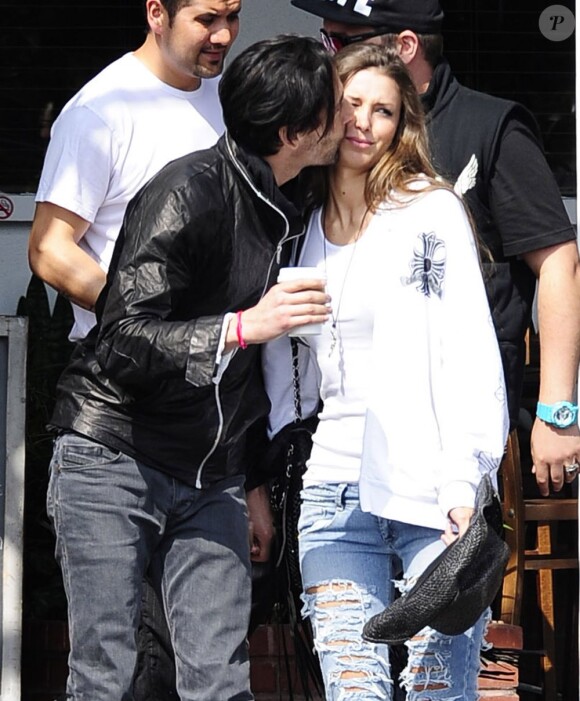 Adrien Brody et sa petite amie Lara Lieto à la sortie d'une boutique dans le quartier West Hollywood à Los Angeles, le 19 mars 2013.