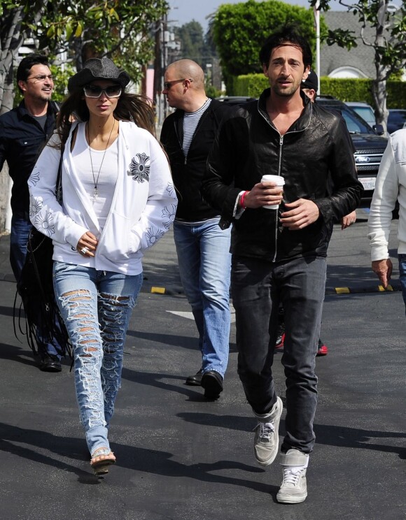 Adrien Brody et sa petite amie Lara Lieto à la sortie d'une boutique dans le quartier West Hollywood à Los Angeles, le 19 mars 2013.