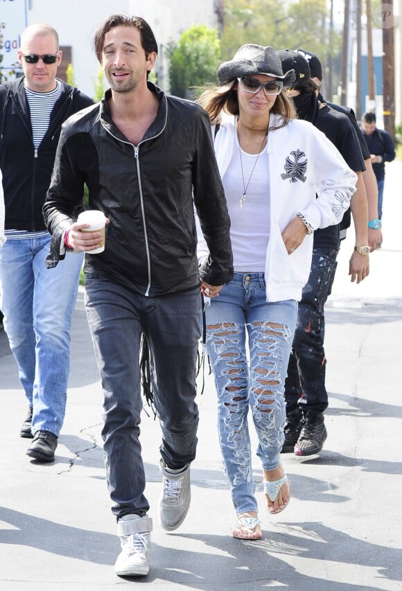 Adrien Brody et sa petite amie Lara Lieto à la sortie d'une boutique dans le quartier West Hollywood à Los Angeles, le 19 mars 2013.