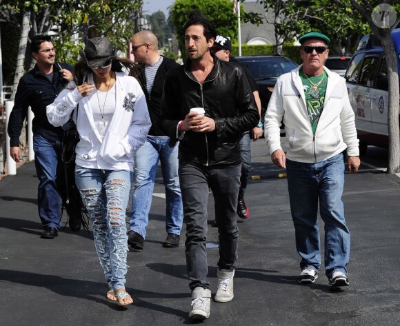 Adrien Brody et sa petite amie Lara Lieto à la sortie d'une boutique dans le quartier West Hollywood à Los Angeles, le 19 mars 2013.