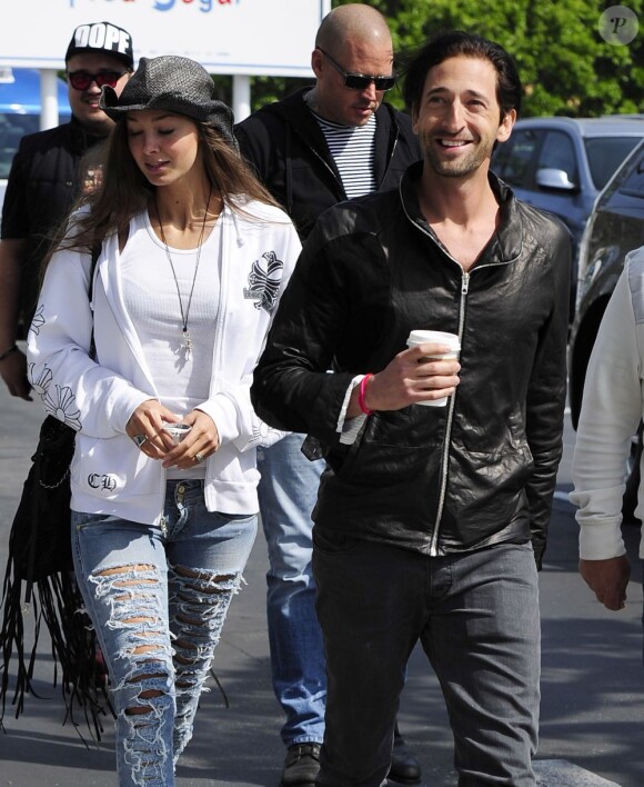 Adrien Brody, visiblement heureux, et sa petite amie Lara Lieto dans le quartier West Hollywood à Los Angeles, le 19 mars 2013.