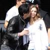 Adrien Brody embrasse sa petite amie Lara Lieto à la sortie d'une boutique dans le quartier West Hollywood à Los Angeles, le 19 mars 2013.