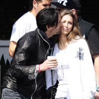 Adrien Brody embrasse Lara Lieto : Des gros bisous, la belle n'en manque pas...
