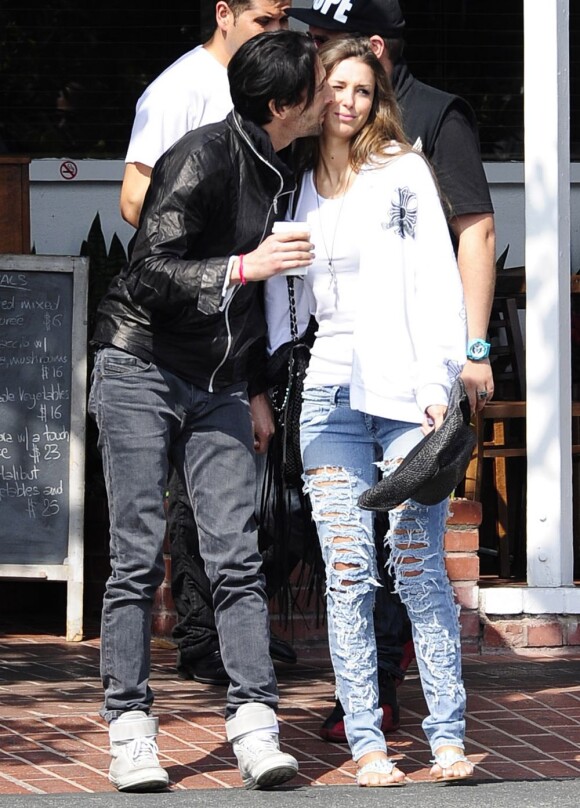Adrien Brody embrasse sa petite amie Lara Lieto à la sortie d'une boutique dans le quartier West Hollywood à Los Angeles, le 19 mars 2013.