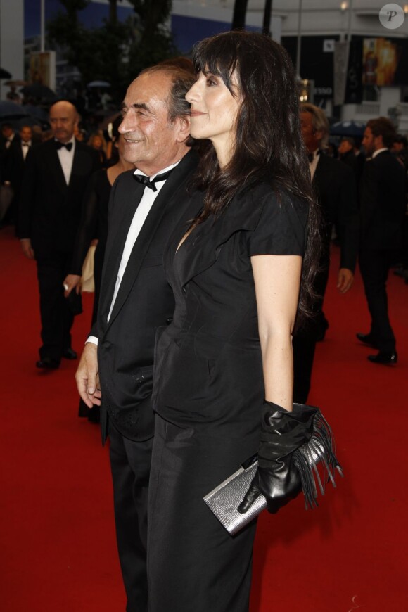 Richard Bohringer et Romane Bohringer montent les marches lors du Festival de Cannes, pour assister à la projection du film Thérèse Desqueroux, le 27 mai 2012.