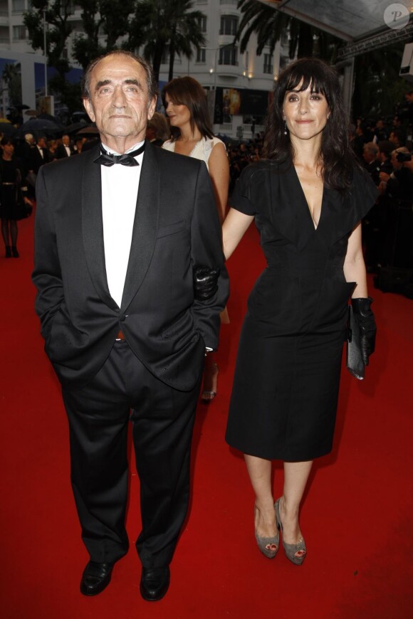 Richard Bohringer et Romane Bohringer montent les marches au Festival de Cannes, pour assister à la projection de Thérèse Desqueroux, le 27 mai 2012.