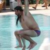 Michael Phelps s'amuse avec un ami sous les objectifs des caméras dans une piscine de Miami le 20 mars 2013