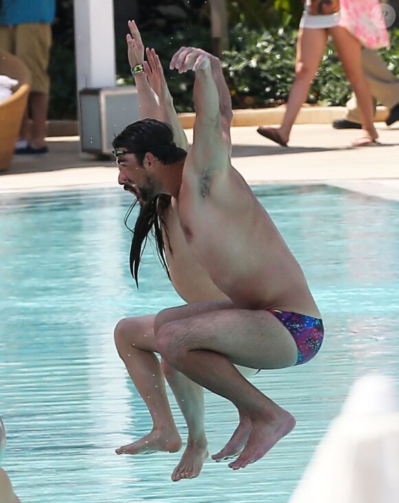 Michael Phelps s'amuse avec un ami sous les objectifs des caméras dans une piscine de Miami le 20 mars 2013